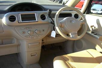 2004 Toyota Porte Images