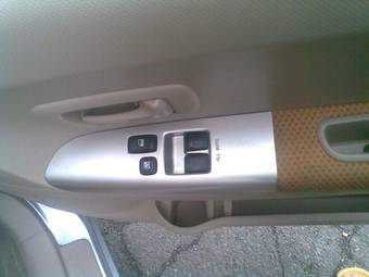 2004 Toyota Porte Images