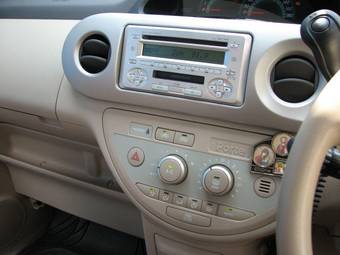 2004 Toyota Porte Pictures