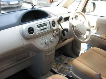 2004 Toyota Porte Images