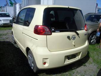 2004 Toyota Porte Photos