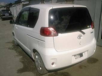 2004 Toyota Porte Photos