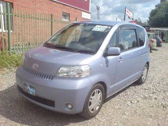 2004 Toyota Porte Pictures