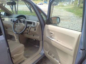 2004 Toyota Porte Pictures