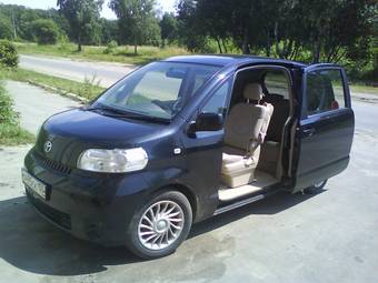 2004 Toyota Porte Photos