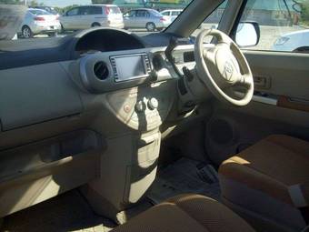 2004 Toyota Porte Pictures