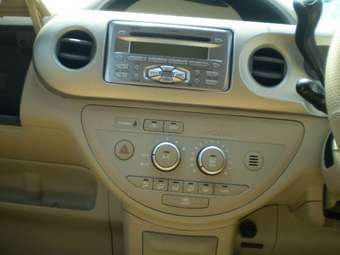 2005 Toyota Porte Photos