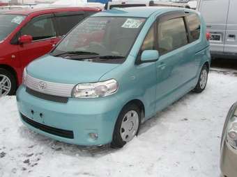 2005 Toyota Porte Pictures