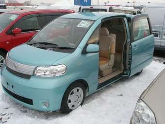 2005 Toyota Porte Photos
