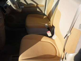2005 Toyota Porte Pictures