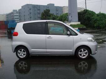 2005 Toyota Porte Pictures