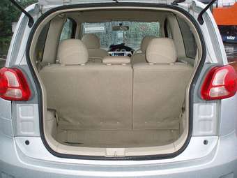 2005 Toyota Porte Pictures