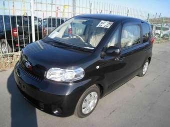 2005 Toyota Porte Pictures