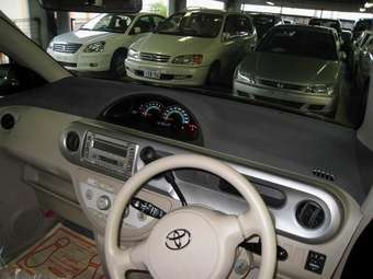 2005 Toyota Porte Pictures