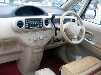 2005 Toyota Porte Pictures