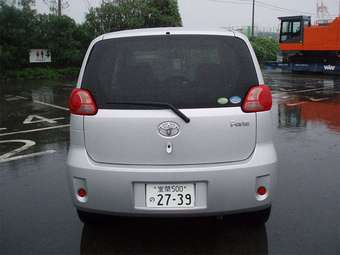 2005 Toyota Porte Pictures