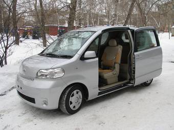 2005 Toyota Porte Photos