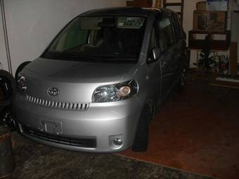 2005 Toyota Porte Pictures