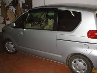 2005 Toyota Porte Pictures