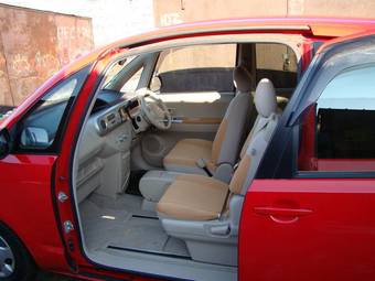 2005 Toyota Porte Pictures