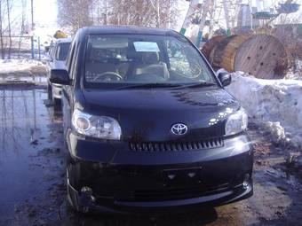 2005 Toyota Porte Pictures