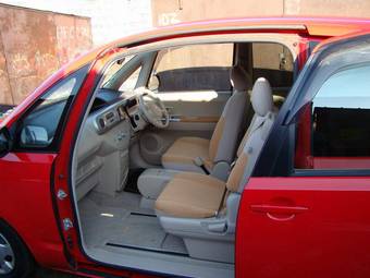 2005 Toyota Porte Photos