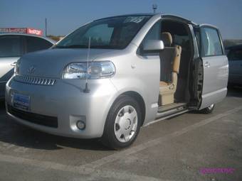 2005 Toyota Porte Photos