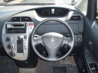 2005 Toyota Ractis Images