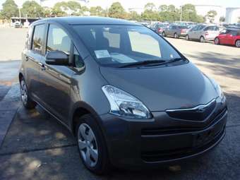 2005 Toyota Ractis Images
