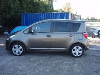 2005 Toyota Ractis Photos