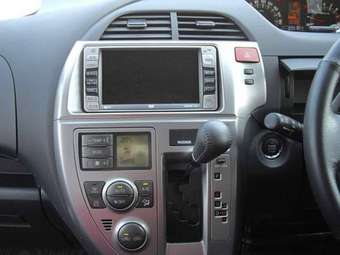 2005 Toyota Ractis Photos