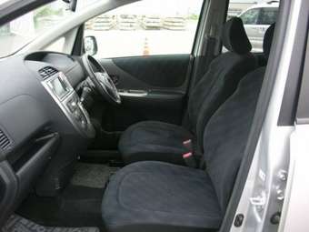 2005 Toyota Ractis Photos