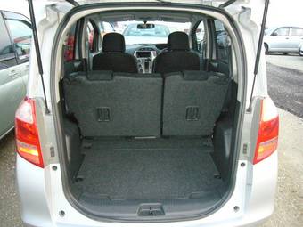 2005 Toyota Ractis Pics