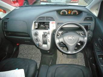 2005 Toyota Ractis Pictures