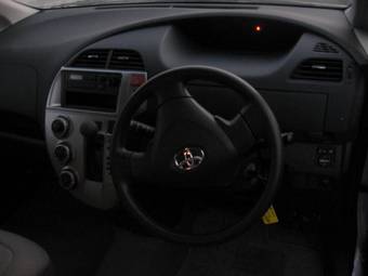2005 Toyota Ractis Images