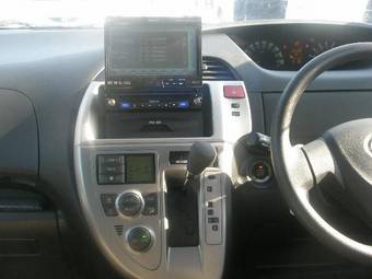 2005 Toyota Ractis Photos