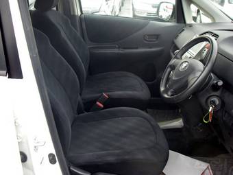 2005 Toyota Ractis Photos