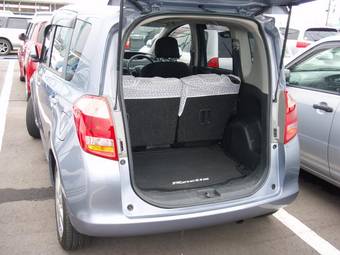 2005 Toyota Ractis Photos