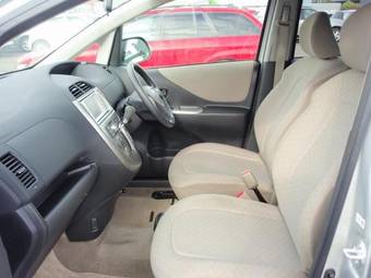 2005 Toyota Ractis Pictures