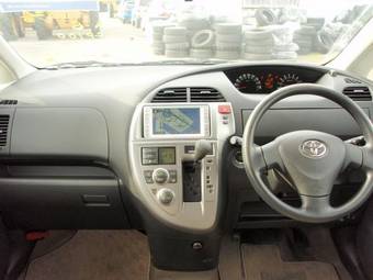 2005 Toyota Ractis Photos
