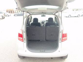 2005 Toyota Ractis Images