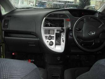 2005 Toyota Ractis Pictures
