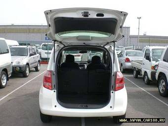 2005 Toyota Ractis Photos