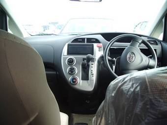 2005 Toyota Ractis Photos
