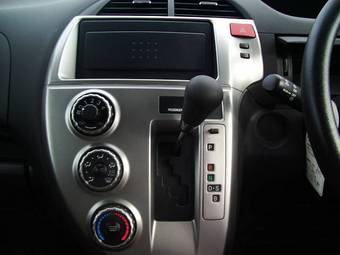 2005 Toyota Ractis Pictures