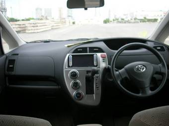 2005 Toyota Ractis Pictures