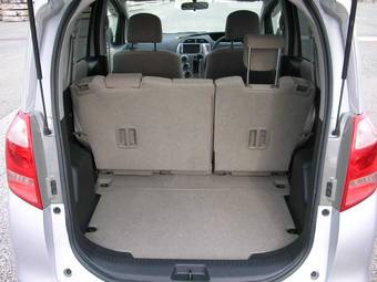 2005 Toyota Ractis Images