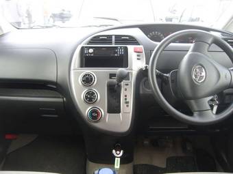 2005 Toyota Ractis Pictures