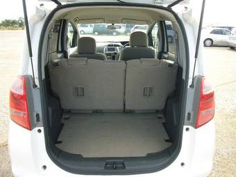 2005 Toyota Ractis Photos