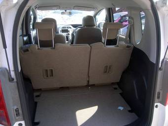 2005 Toyota Ractis Photos